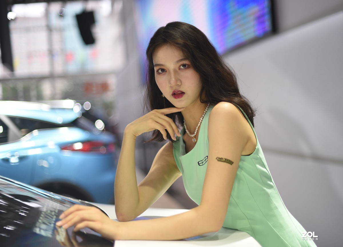 长沙车展上的“清”新女孩……