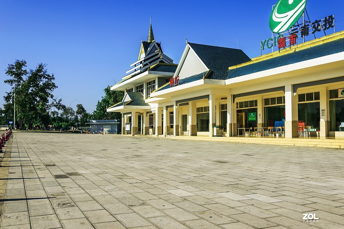 随拍   寂静中的高速服务站