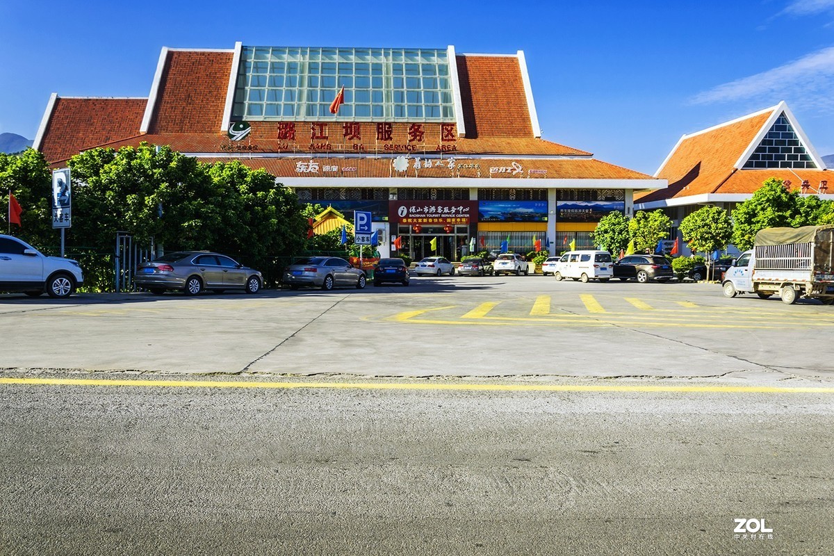 随拍   寂静中的高速服务站