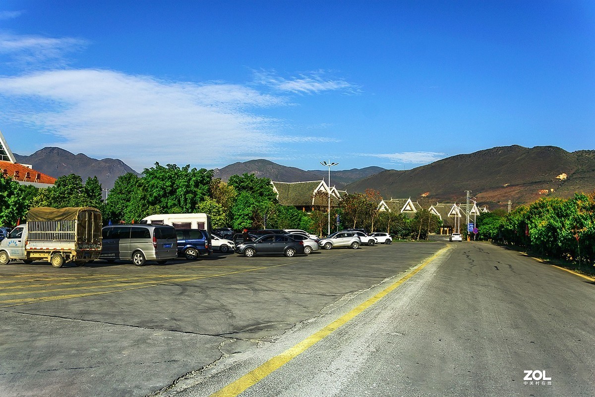 随拍   寂静中的高速服务站