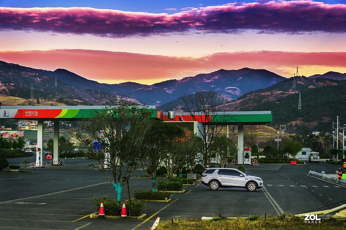 随拍   寂静中的高速服务站