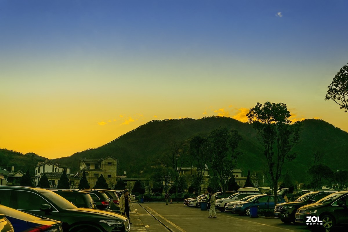 随拍   寂静中的高速服务站