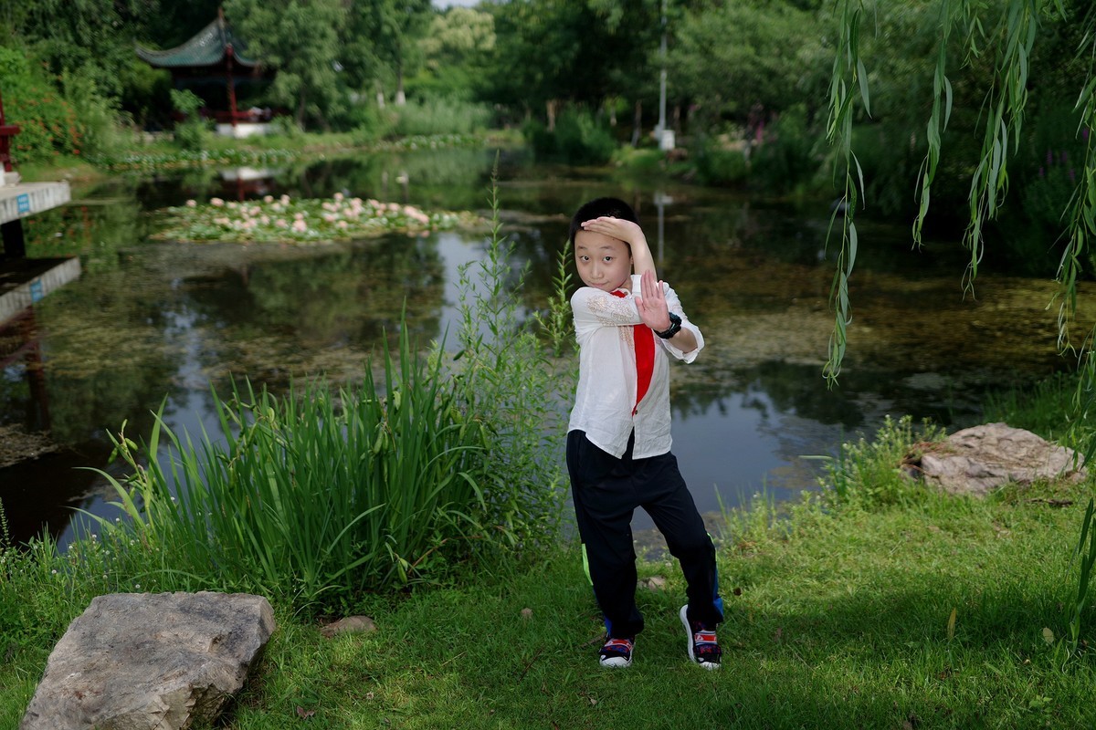 环境人像外拍调皮好动的小男孩刘浩宇