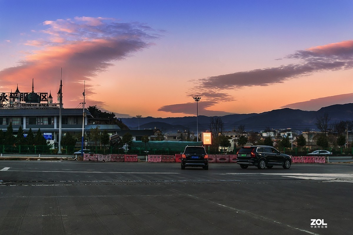 随拍   寂静中的高速服务站