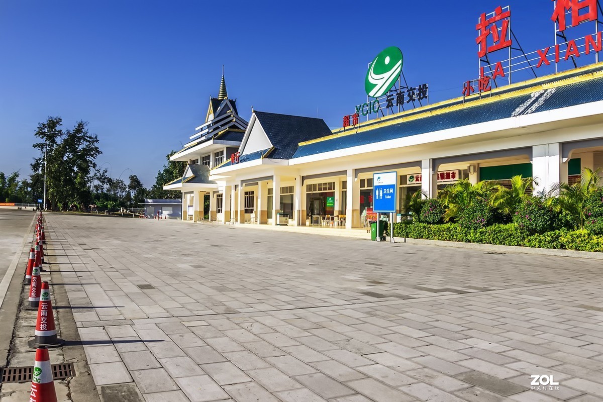 随拍   寂静中的高速服务站