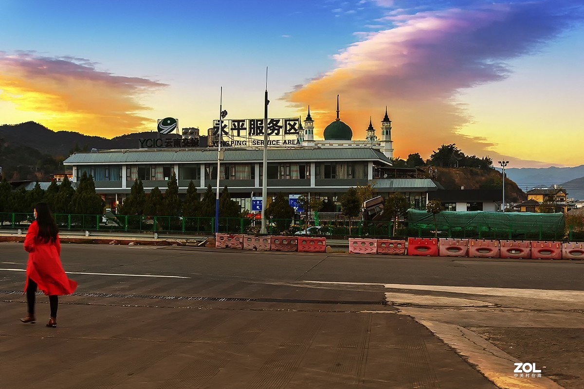 随拍   寂静中的高速服务站