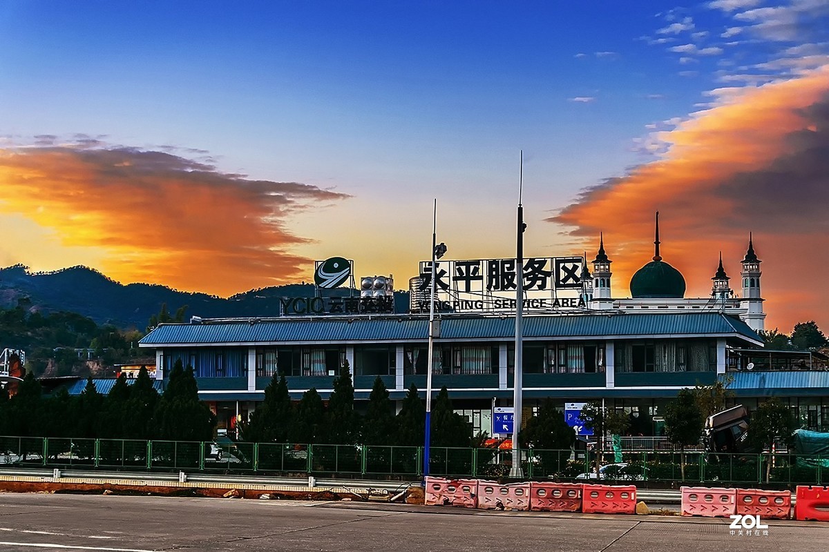 随拍   寂静中的高速服务站