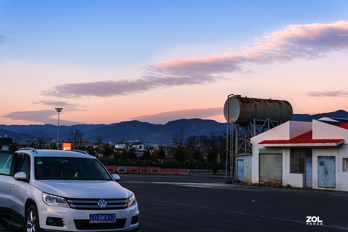 随拍   寂静中的高速服务站