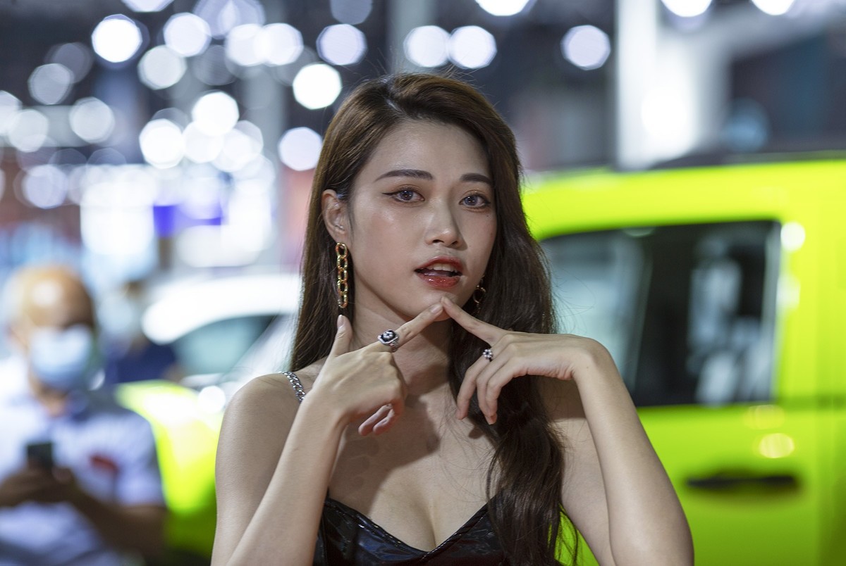 名模丽丽车展写真