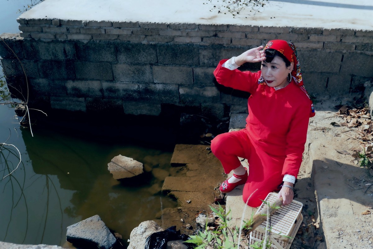 快乐的红衣美村姑