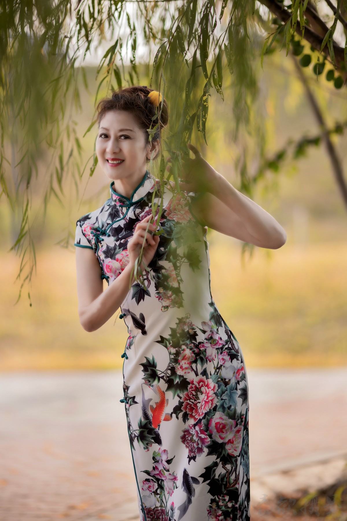 我打马走过江南，你一袭旗袍，一把花折伞，回眸瞬间，天地独染芳华。