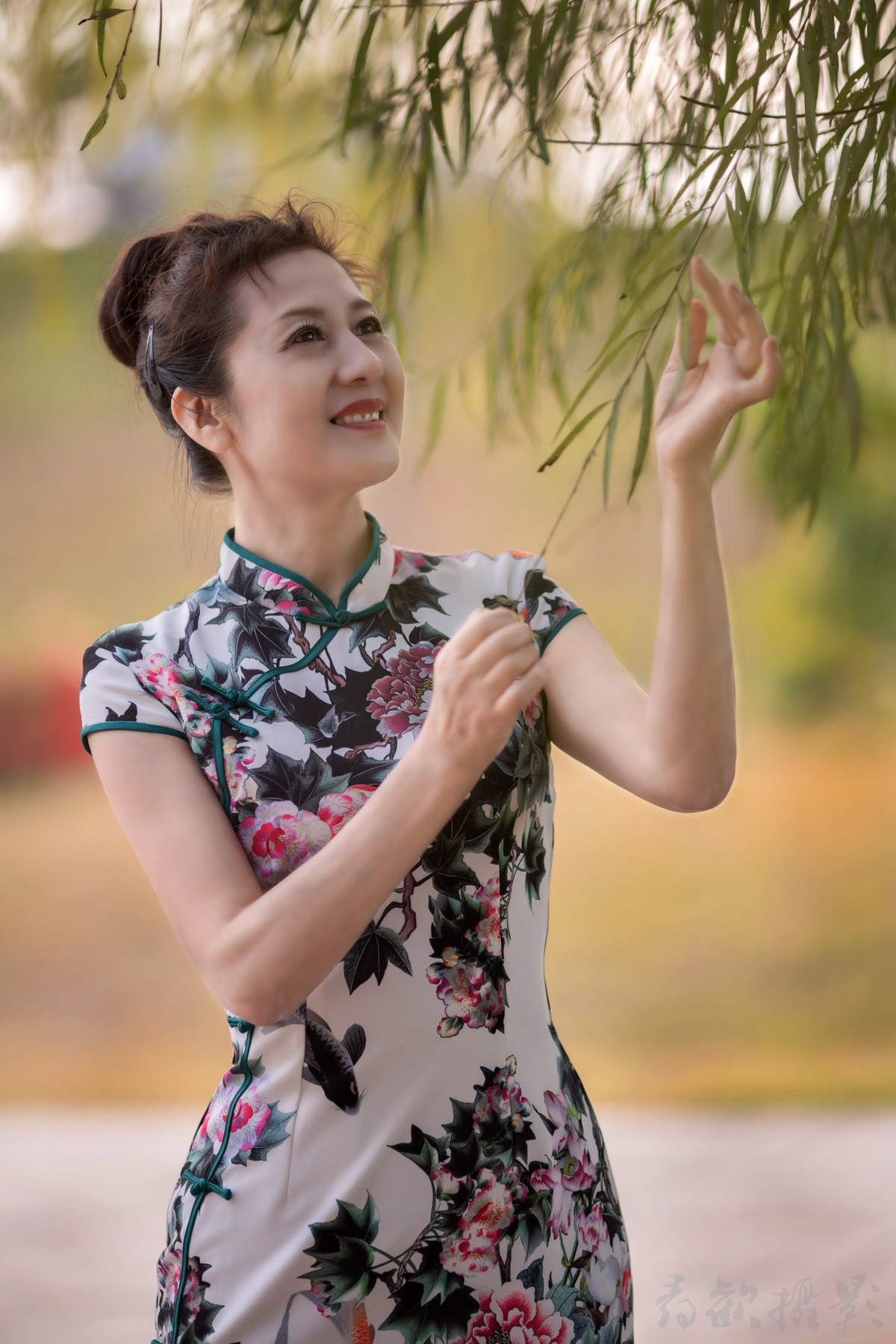 我打马走过江南，你一袭旗袍，一把花折伞，回眸瞬间，天地独染芳华。