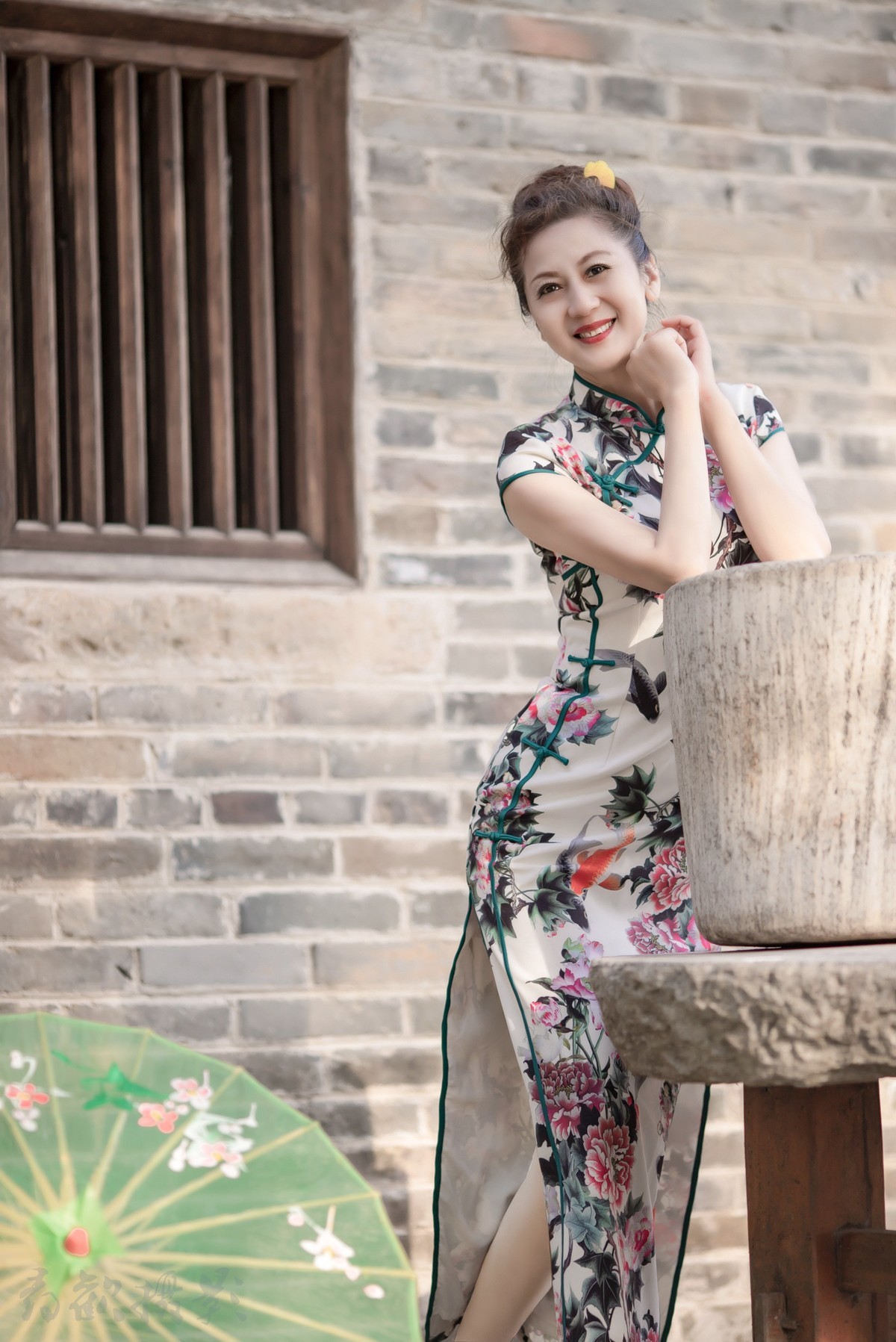 我打马走过江南，你一袭旗袍，一把花折伞，回眸瞬间，天地独染芳华。