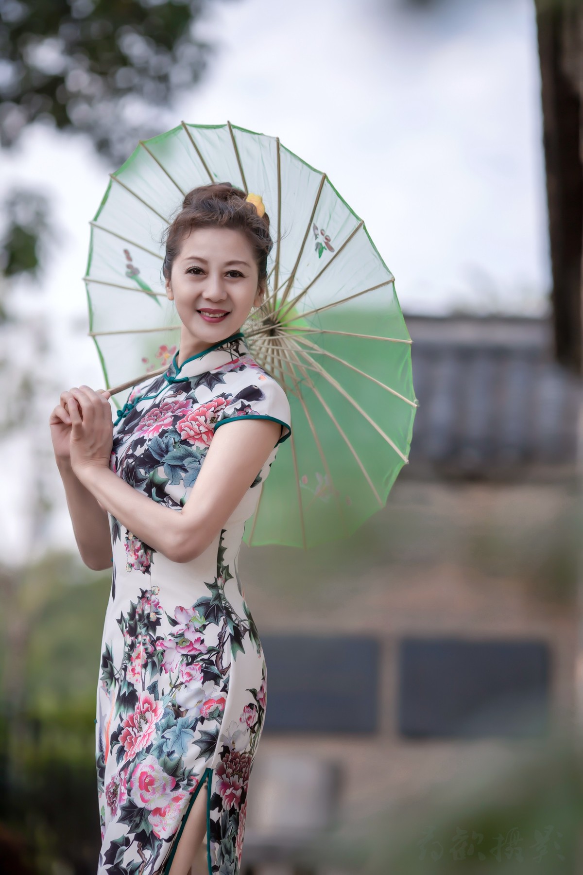 我打马走过江南，你一袭旗袍，一把花折伞，回眸瞬间，天地独染芳华。