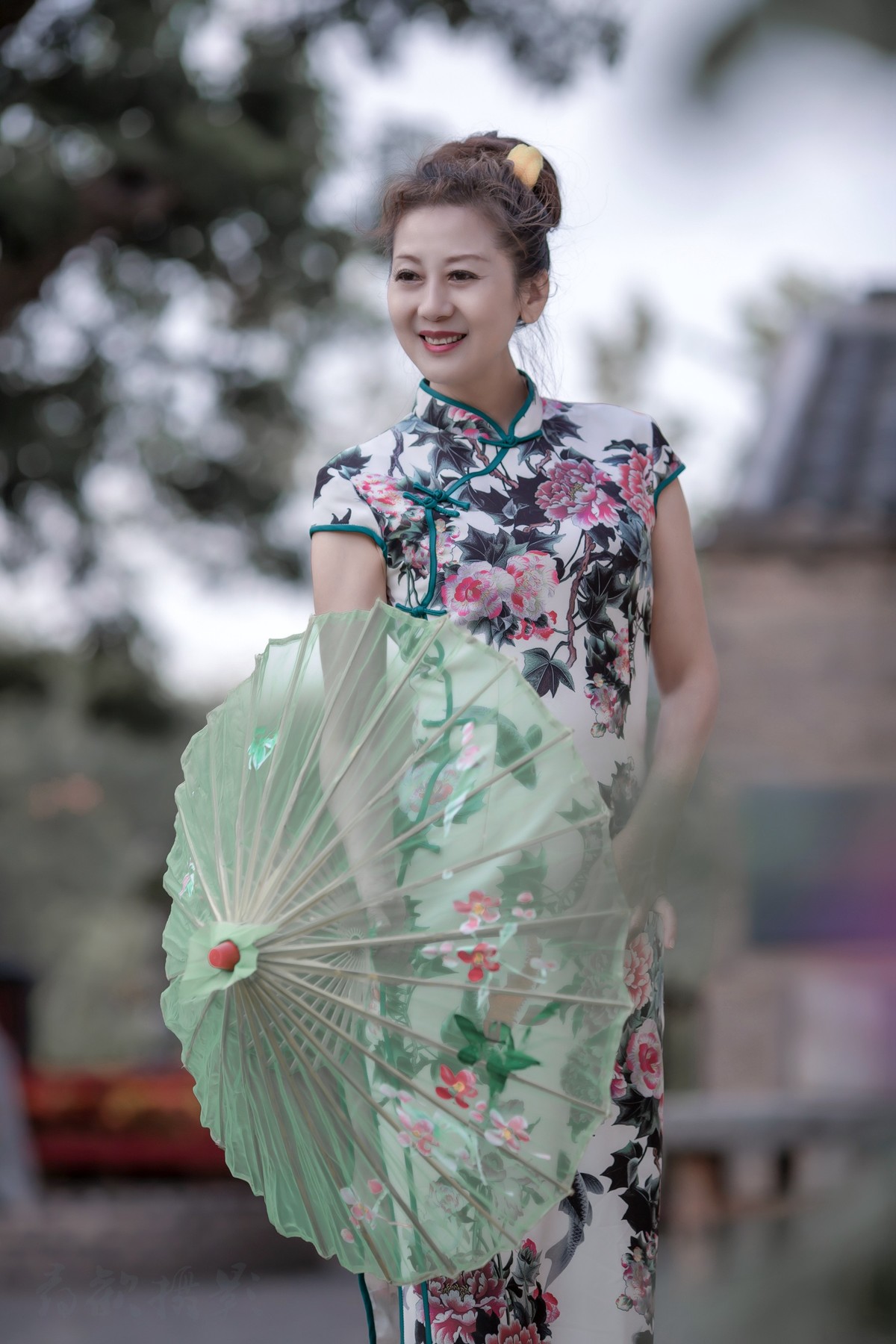 我打马走过江南，你一袭旗袍，一把花折伞，回眸瞬间，天地独染芳华。