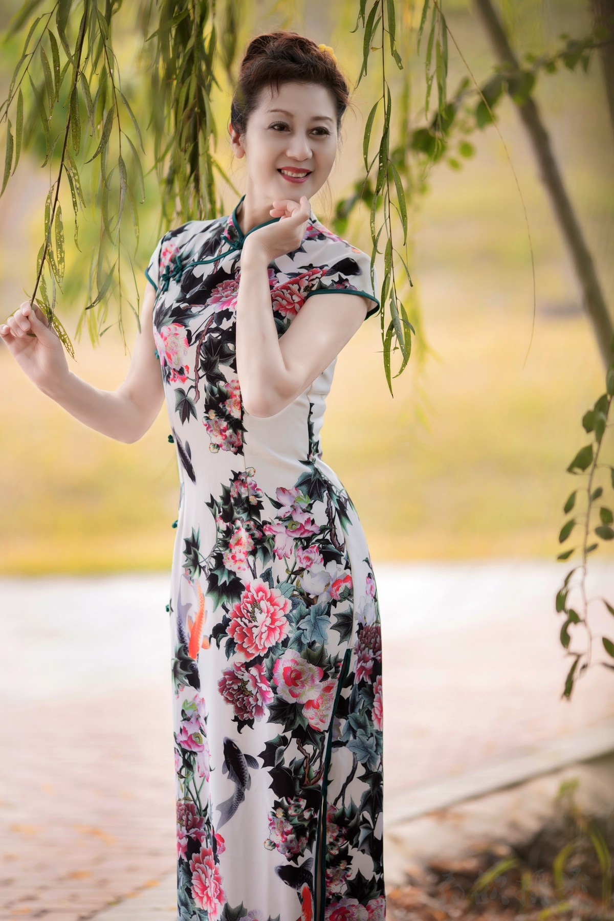 我打马走过江南，你一袭旗袍，一把花折伞，回眸瞬间，天地独染芳华。