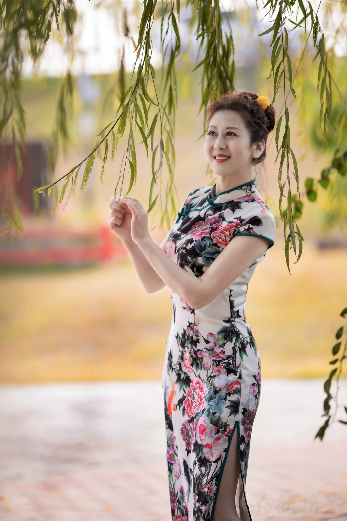 我打马走过江南，你一袭旗袍，一把花折伞，回眸瞬间，天地独染芳华。