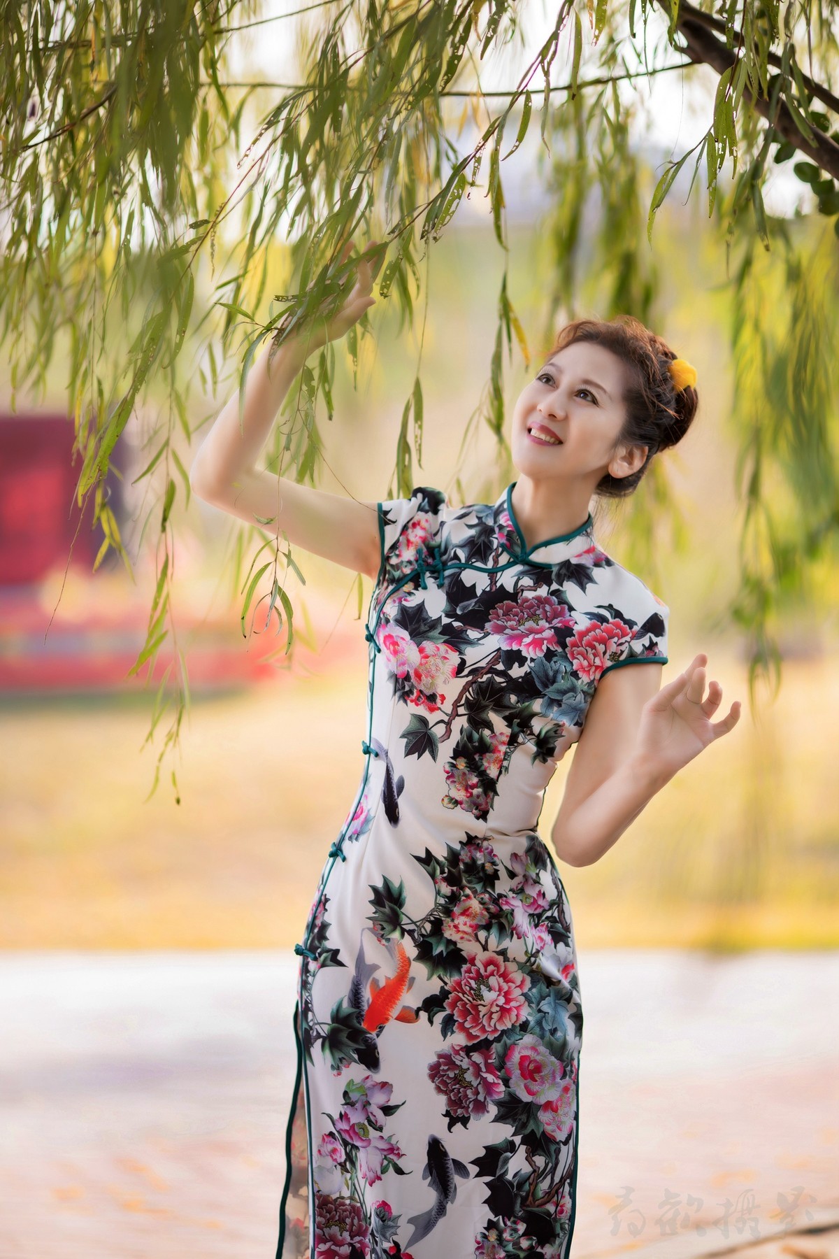 我打马走过江南，你一袭旗袍，一把花折伞，回眸瞬间，天地独染芳华。