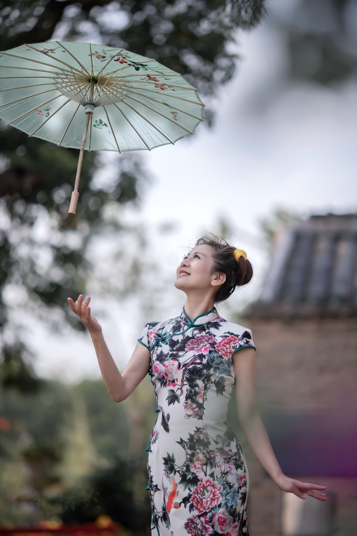 我打马走过江南，你一袭旗袍，一把花折伞，回眸瞬间，天地独染芳华。