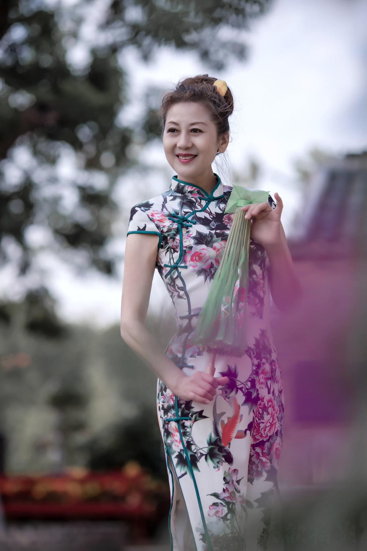 我打马走过江南，你一袭旗袍，一把花折伞，回眸瞬间，天地独染芳华。