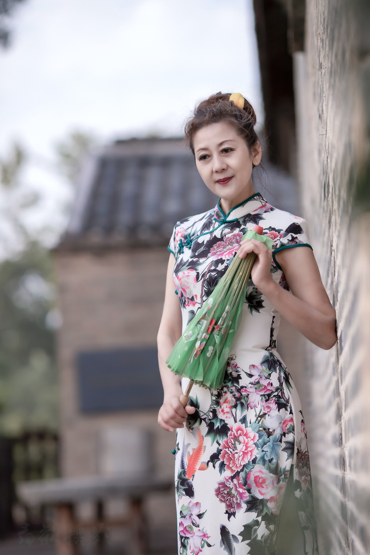 我打马走过江南，你一袭旗袍，一把花折伞，回眸瞬间，天地独染芳华。