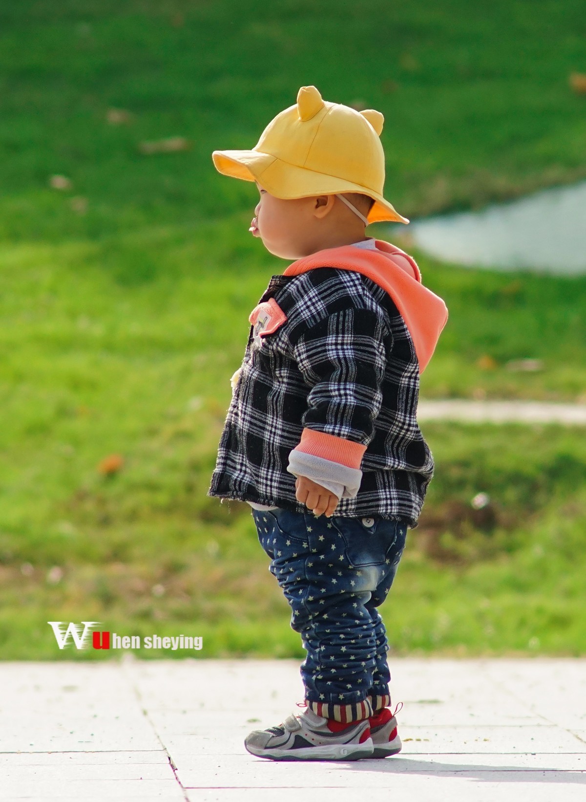 吃香蕉的小孩子