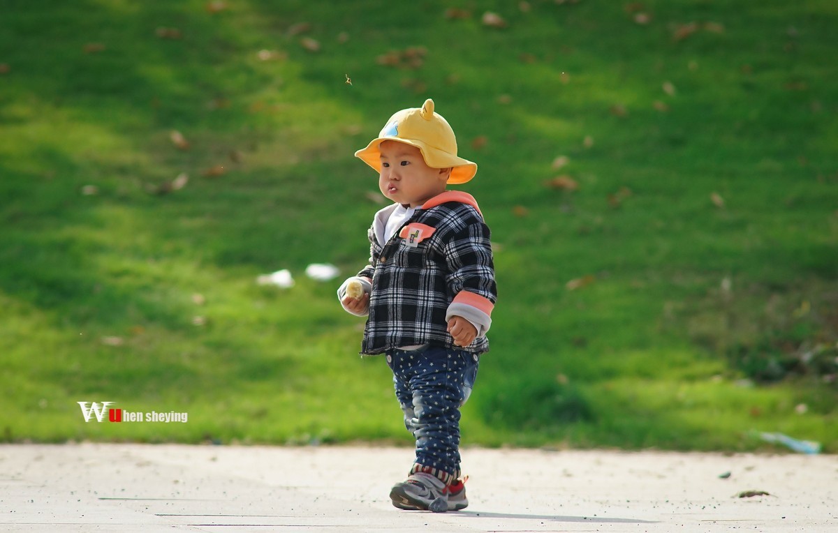 吃香蕉的小孩子