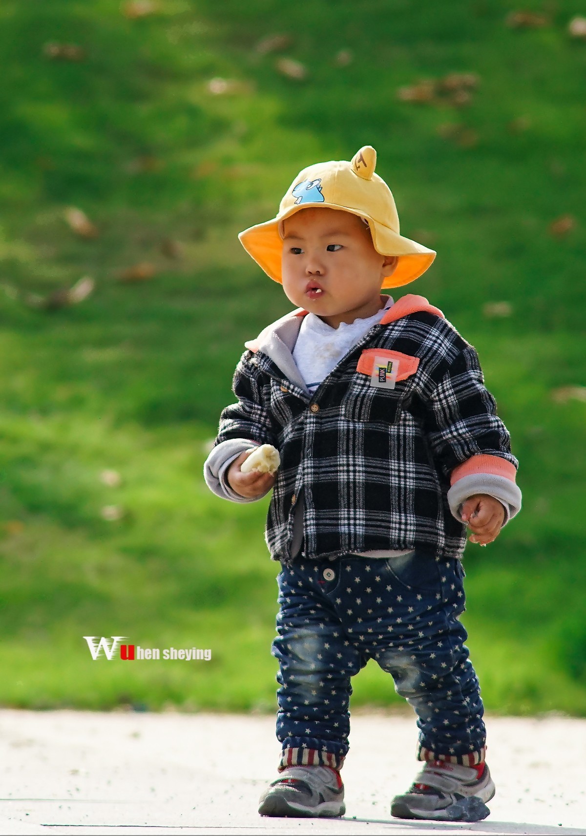 吃香蕉的小孩子