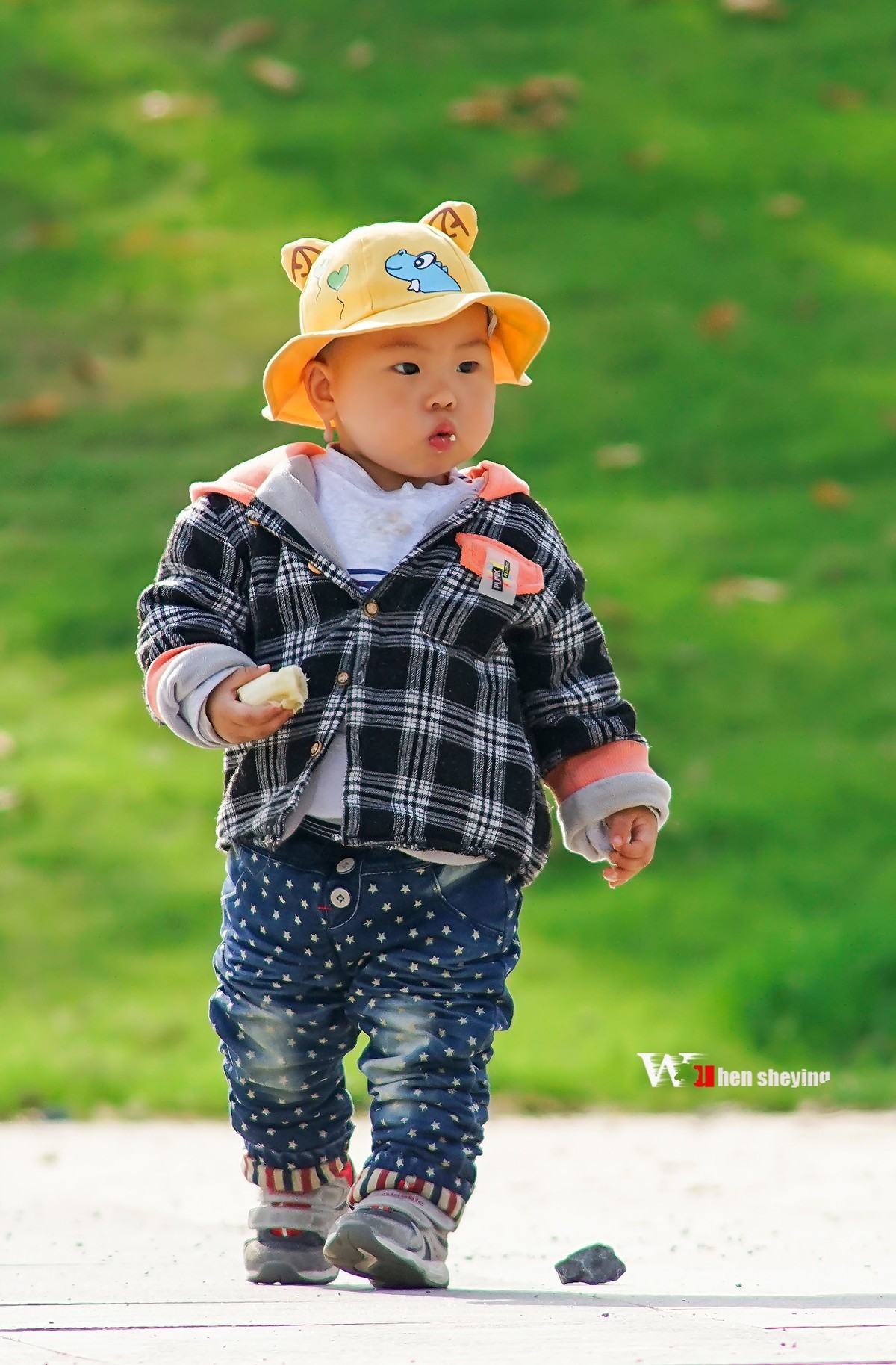 吃香蕉的小孩子