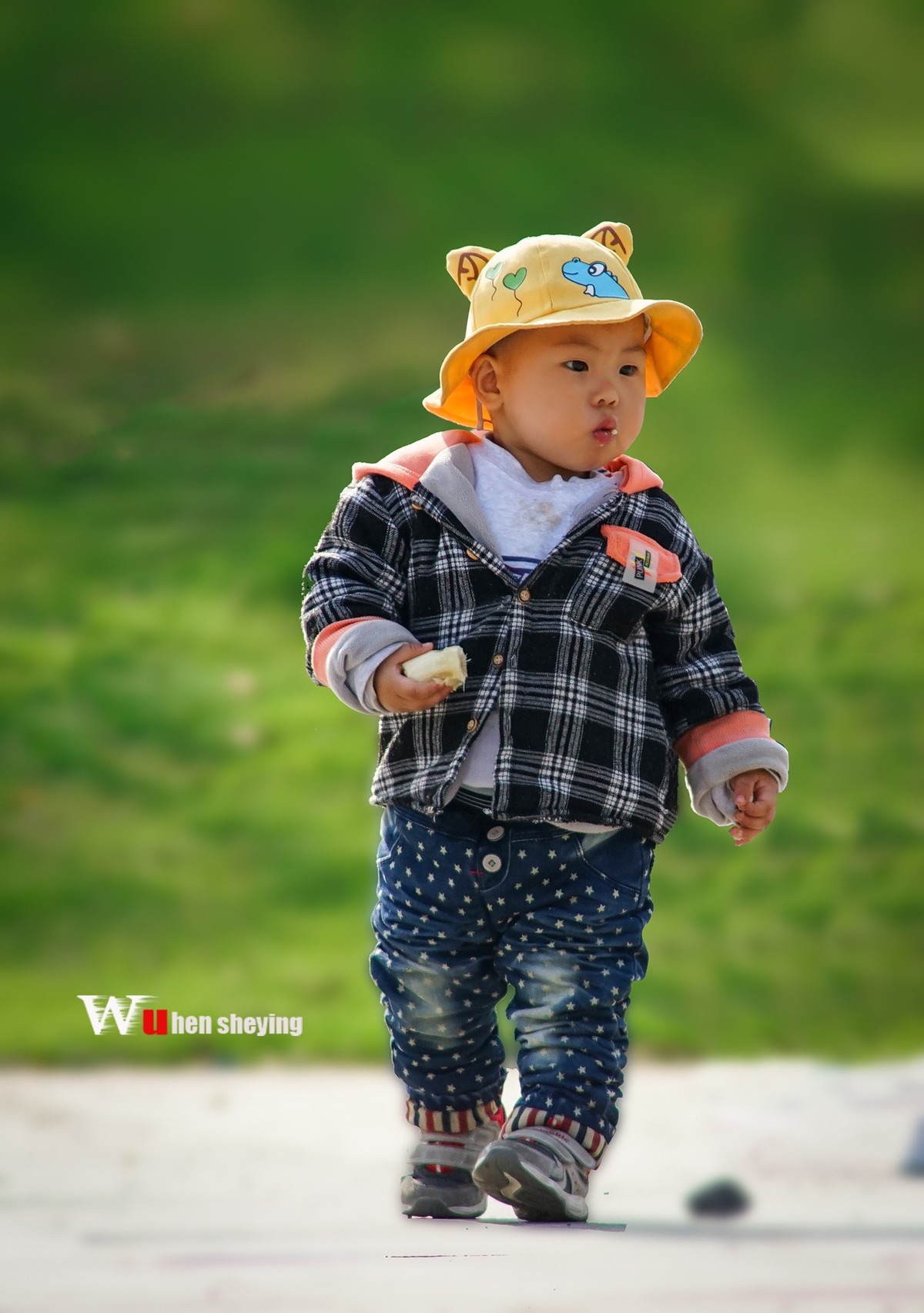 吃香蕉的小孩子