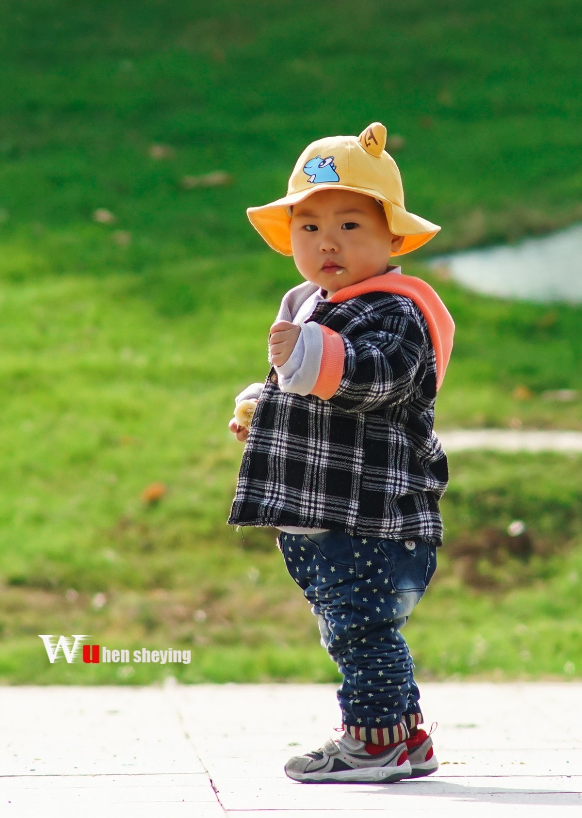 吃香蕉的小孩子