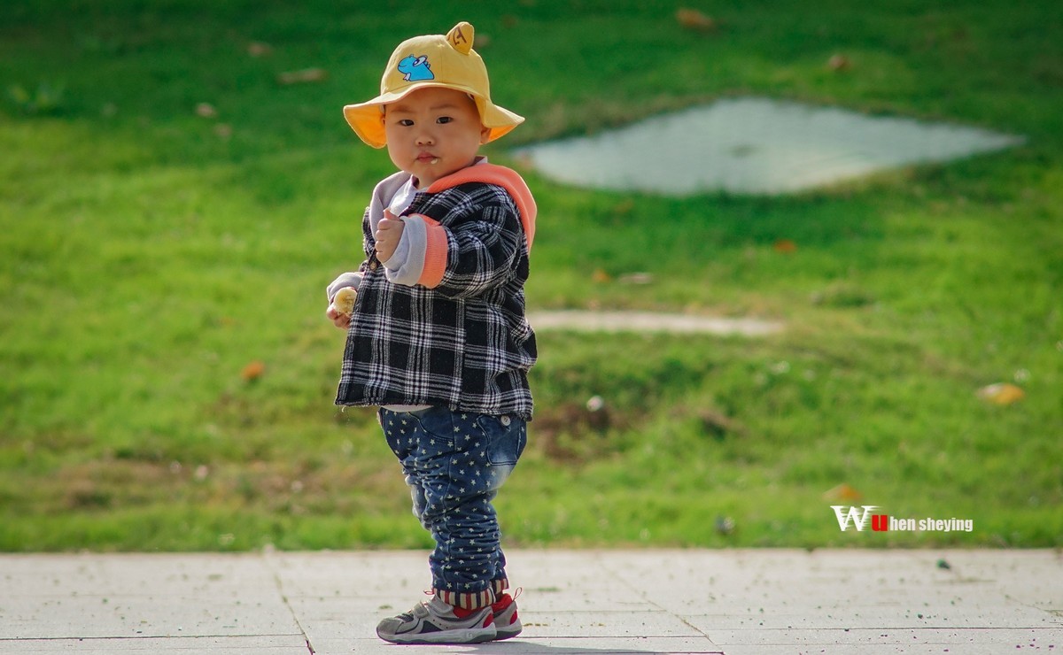 吃香蕉的小孩子