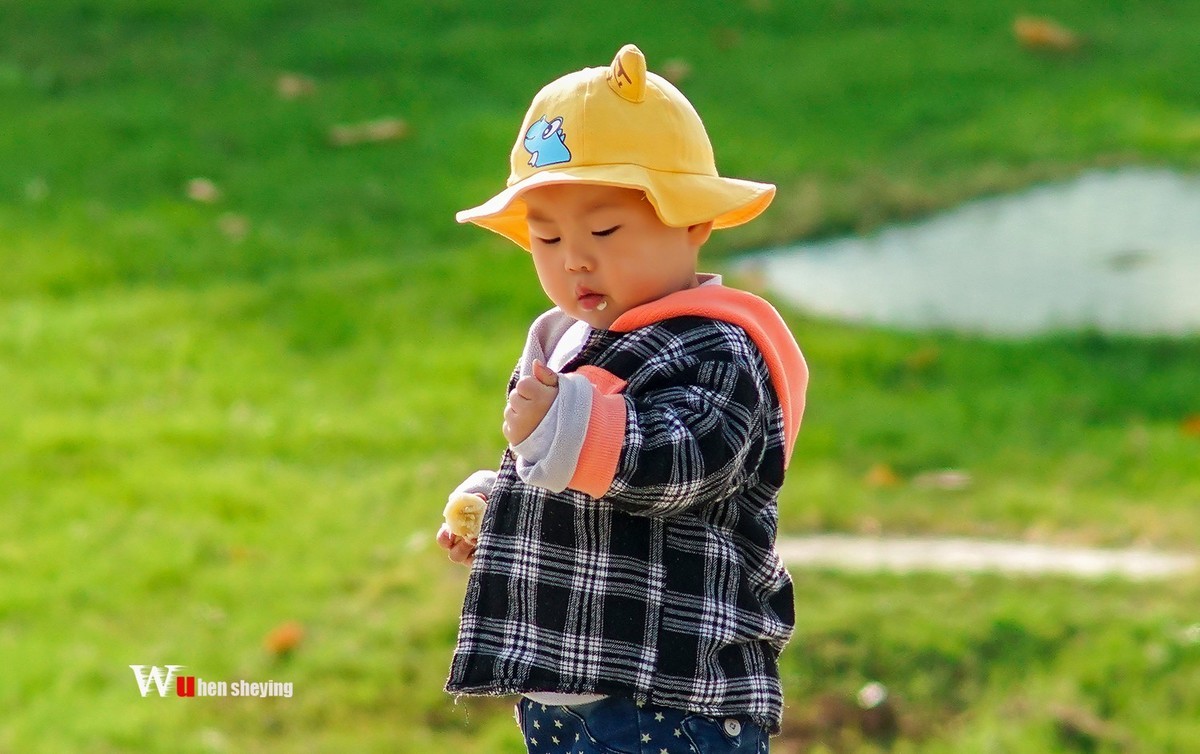 吃香蕉的小孩子