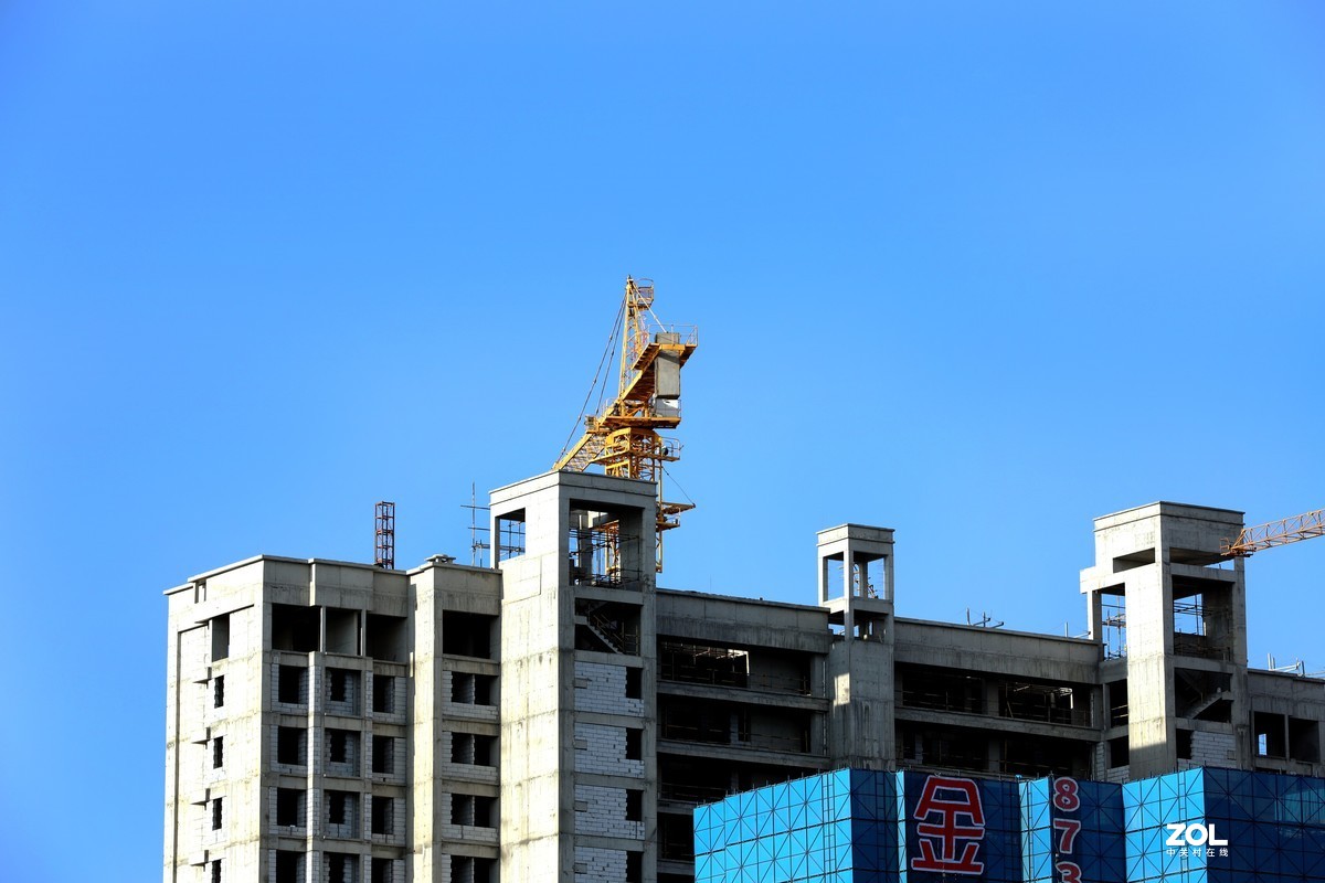 晨光斜照城市的纷扰