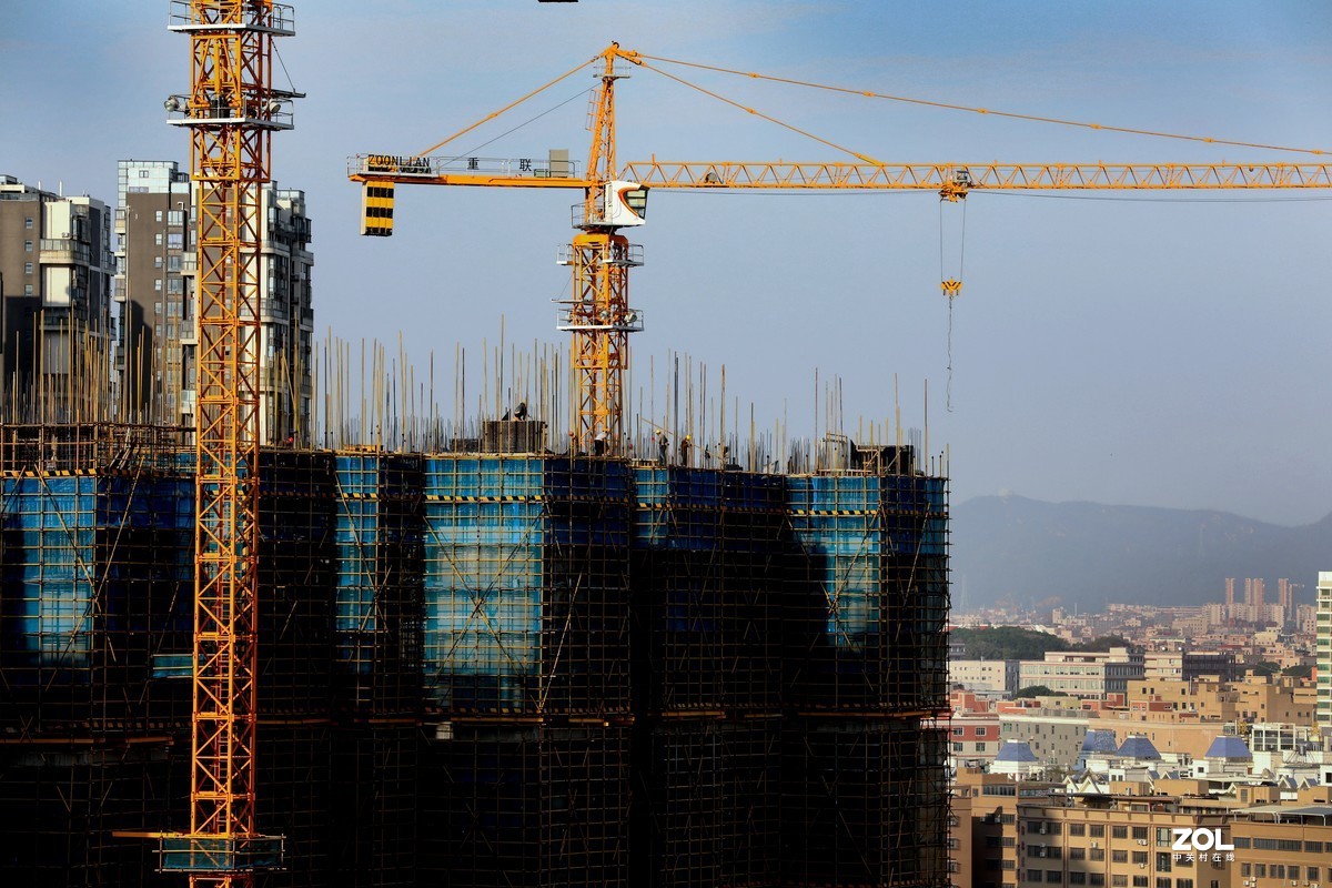 晨光斜照城市的纷扰