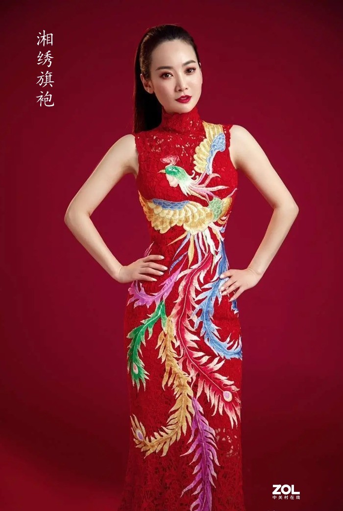 中国红湘绣旗袍