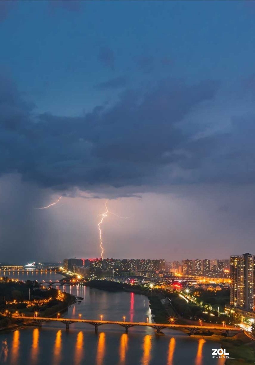 闪   改造后的老城夜晚华灯璀璨