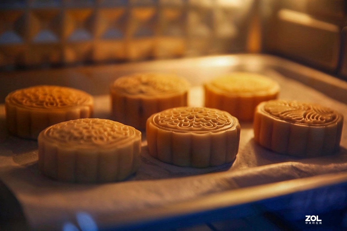 请大家吃月饼《蛋黄月》