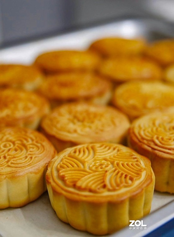 请大家吃月饼《蛋黄月》