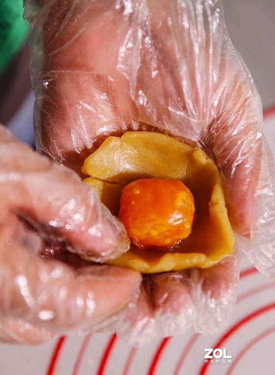 请大家吃月饼《蛋黄月》