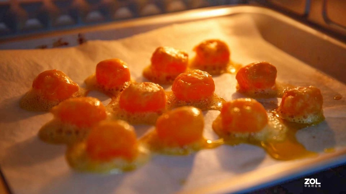 请大家吃月饼《蛋黄月》