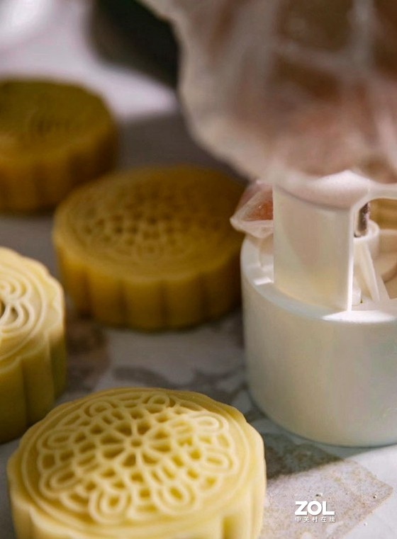 请大家吃月饼《蛋黄月》