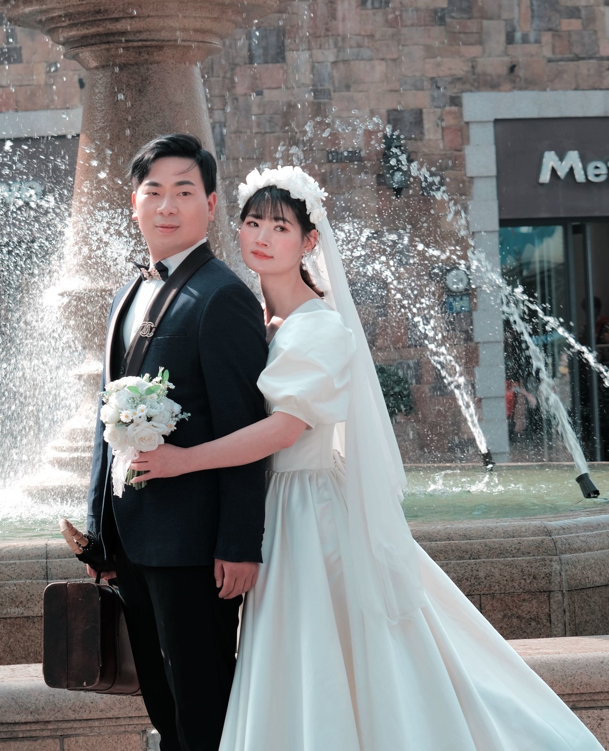 蹭拍婚纱照，祝一对新人相亲相爱幸福永远。