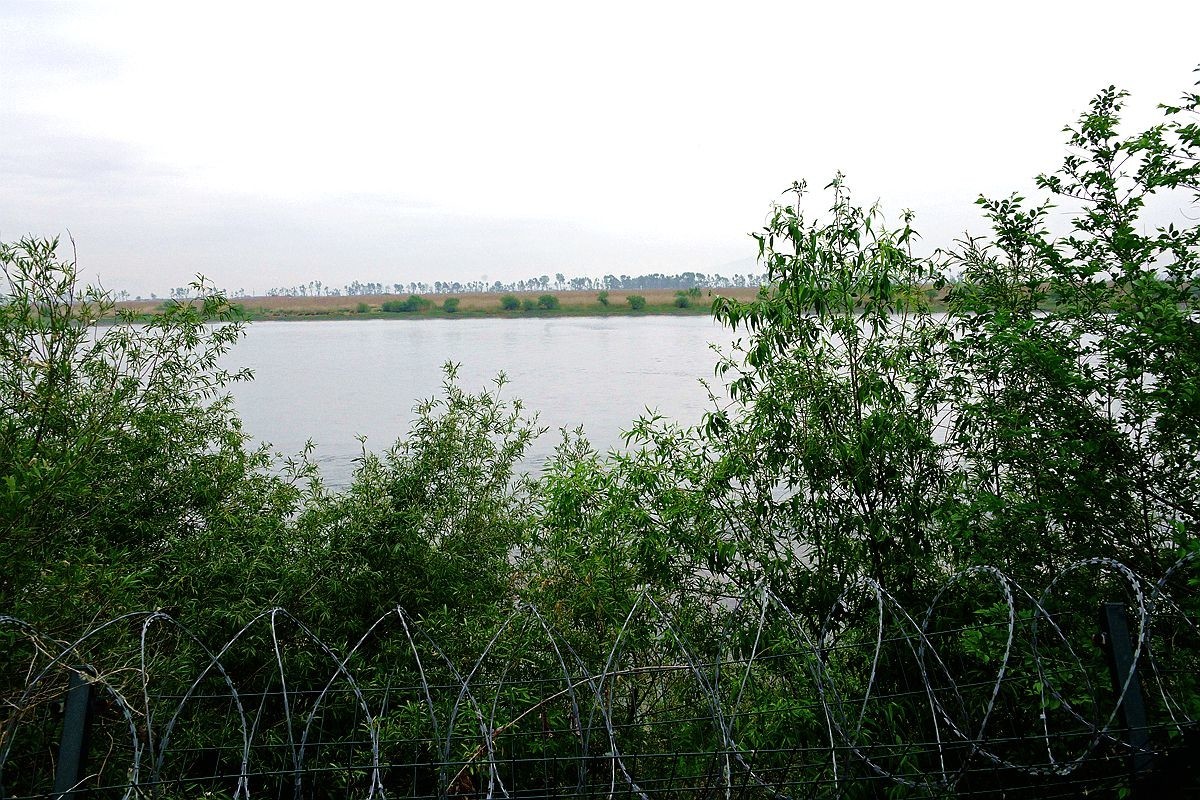 慢 游 东 三 省 ( 五) ) [ 丹 东 鸭 绿 江 被 美 军 炸 毁 的 火 车 木 桥 ] ( 9 )