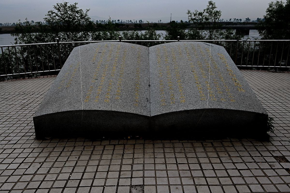 慢 游 东 三 省 ( 五) ) [ 丹 东 鸭 绿 江 被 美 军 炸 毁 的 火 车 木 桥 ] ( 9 )