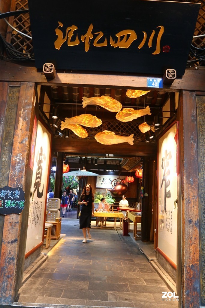 成都宽窄巷子店内特色小吃一揽