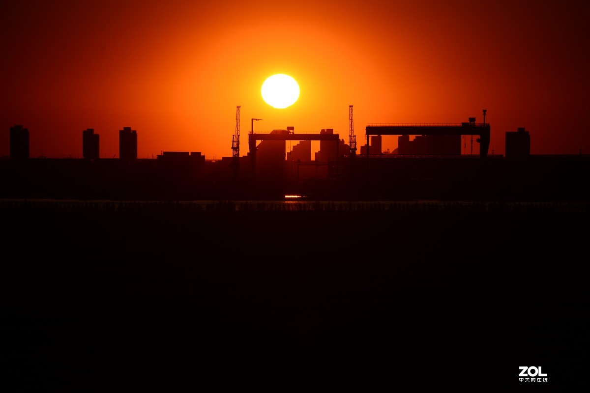 水光潋滟携夕阳……