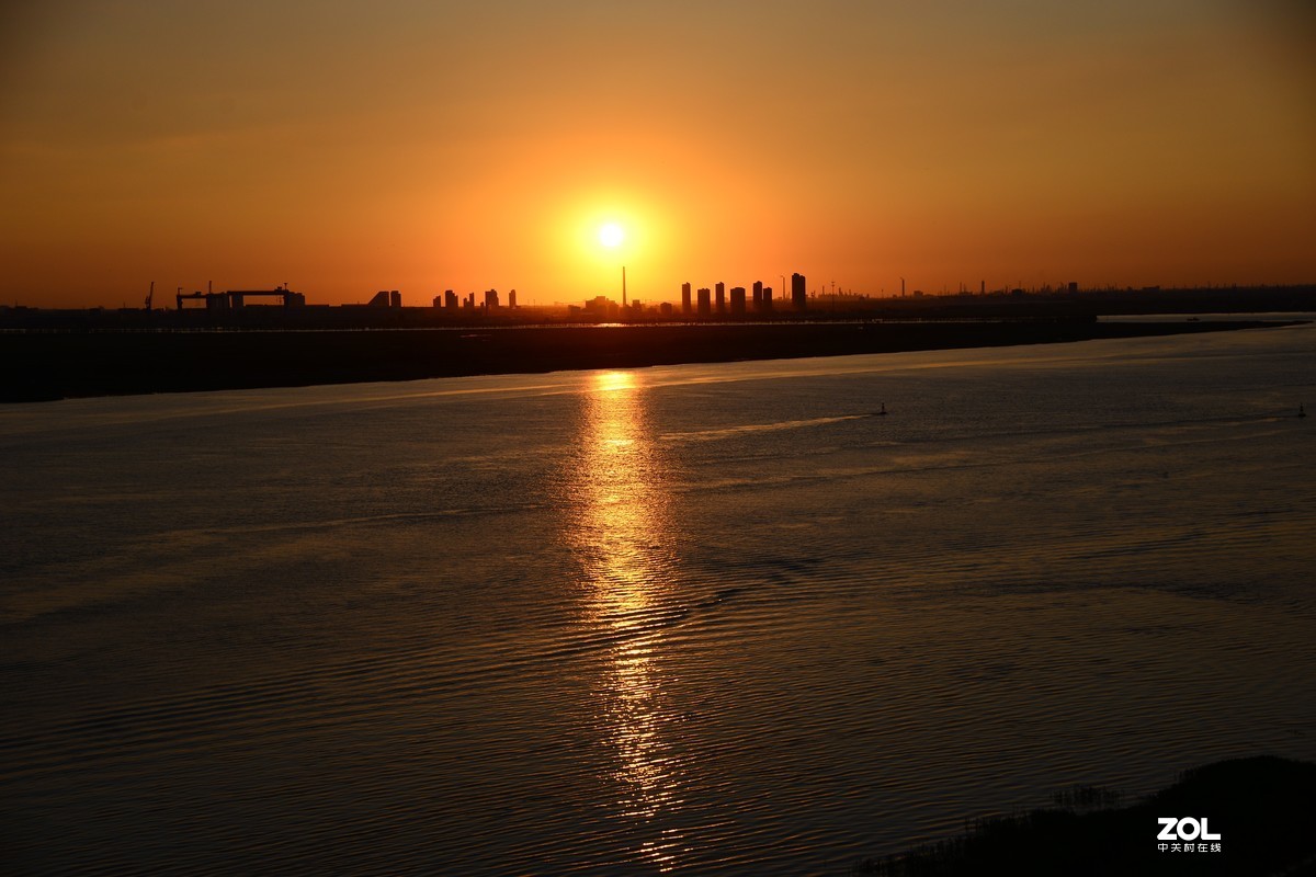 水光潋滟携夕阳……