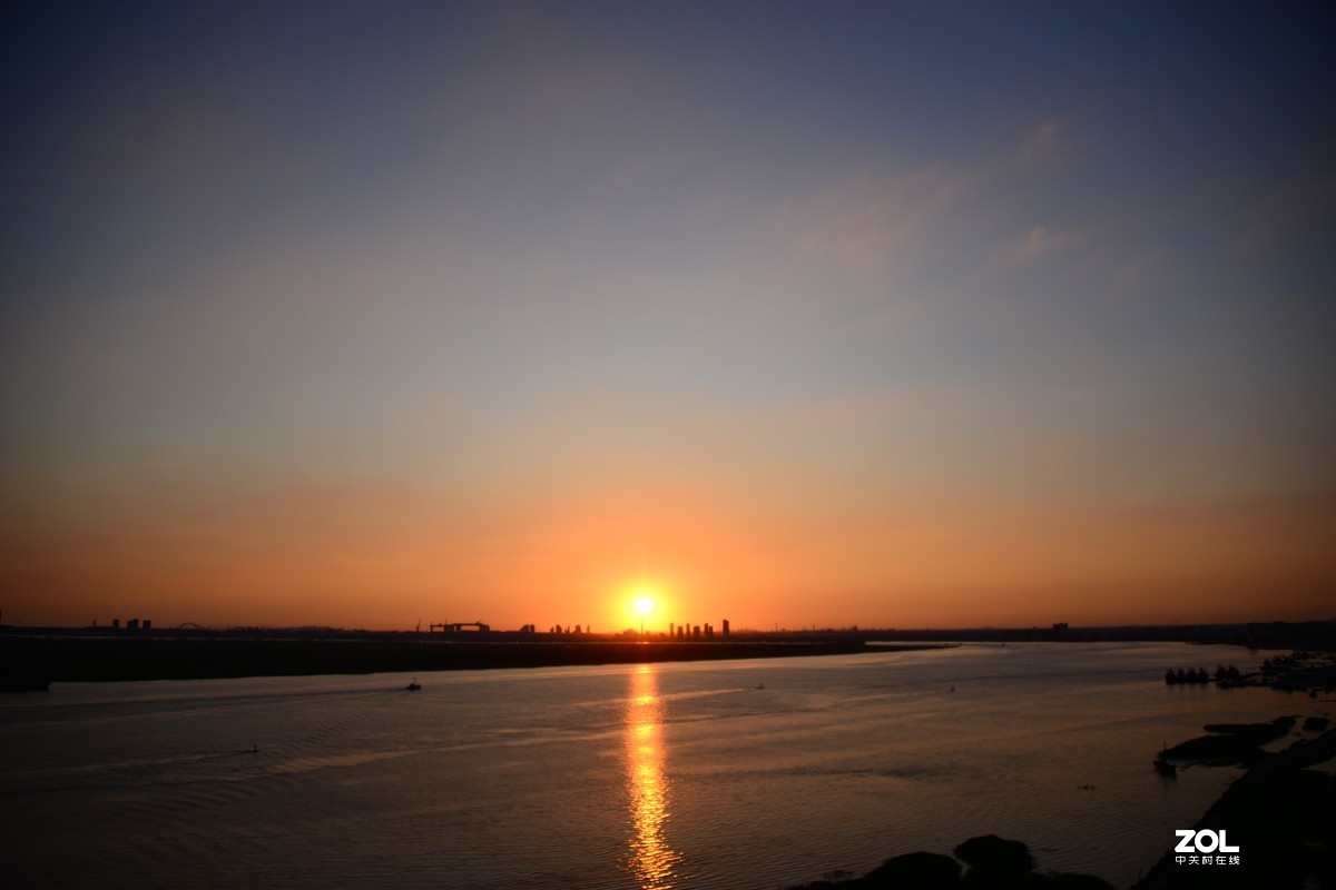 水光潋滟携夕阳……