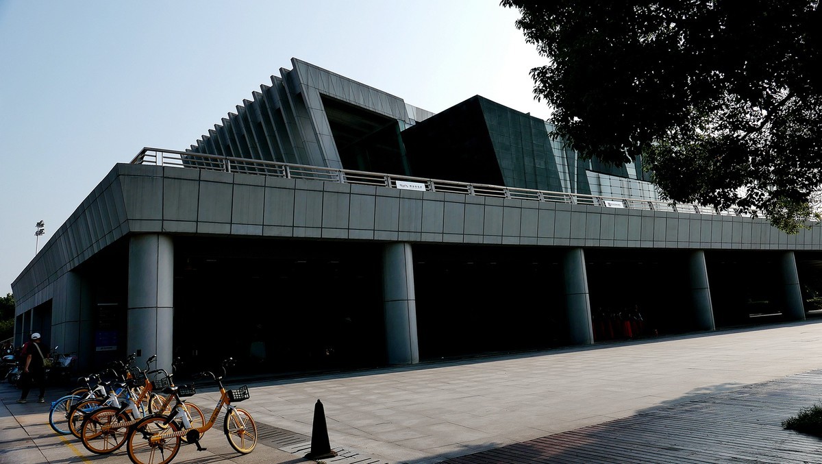 试机（小卡片机DC-LX100M2）武汉印象---琴台剧院和五环大道街景随拍！